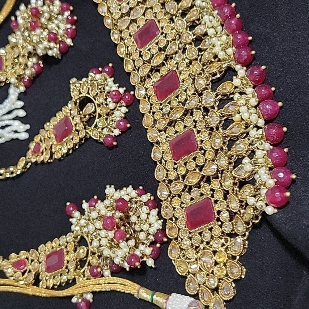 Women indian red and gold 3 pieces jewelry set necklace earrings and Tikka
